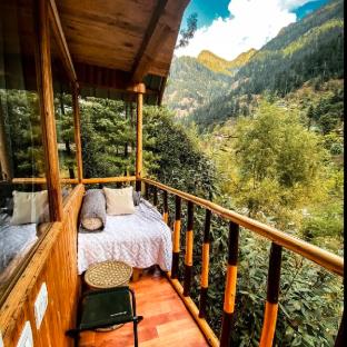 the tree house jibhi swastika aashiyana