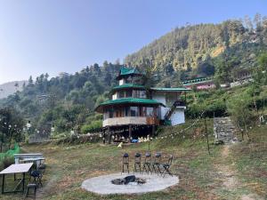 the tree house jibhi swastika aashiyana