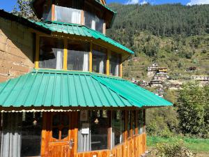 the tree house jibhi swastika aashiyana