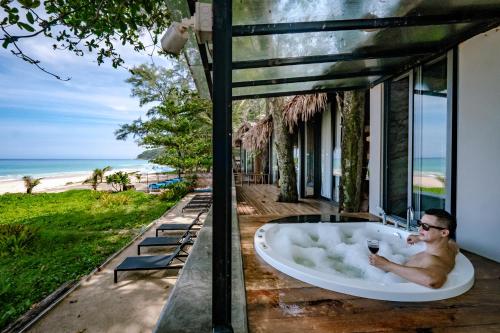 sealord naithon beachfront villa