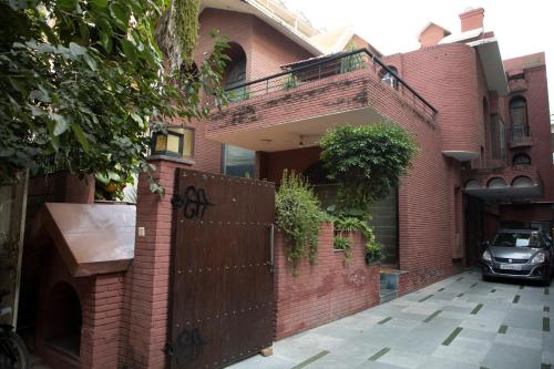 red brick home by earthaa escapes