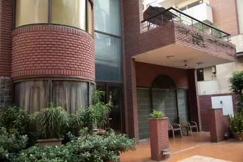 red brick home by earthaa escapes