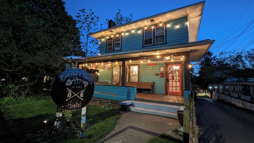 bon paul and sharkys youth hostel