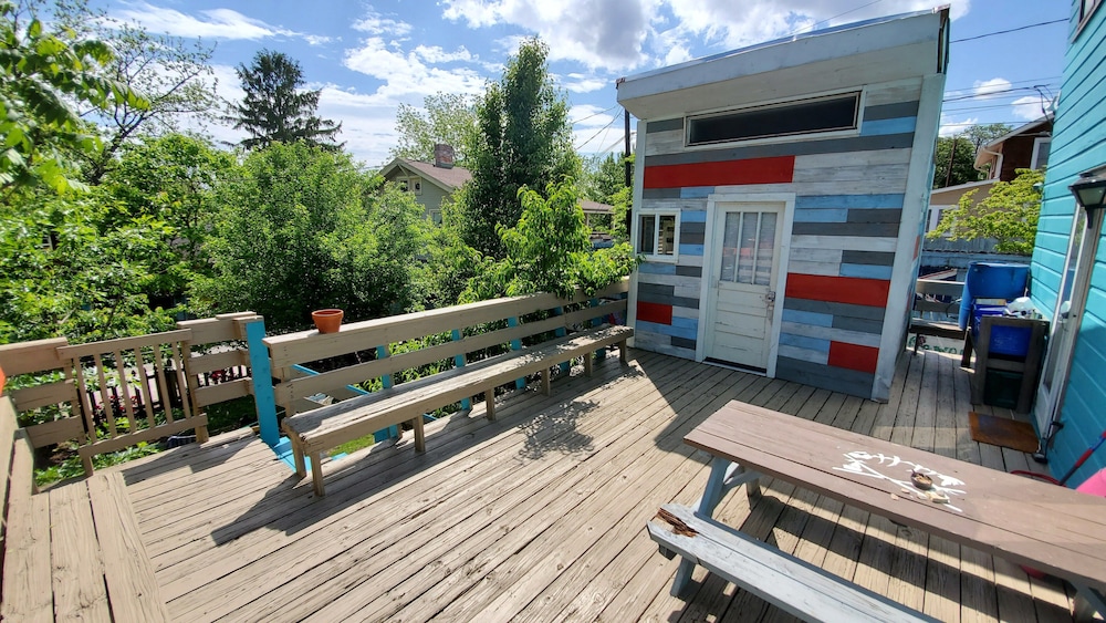 bon paul and sharkys youth hostel