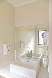 le chalet suisse motel apartments