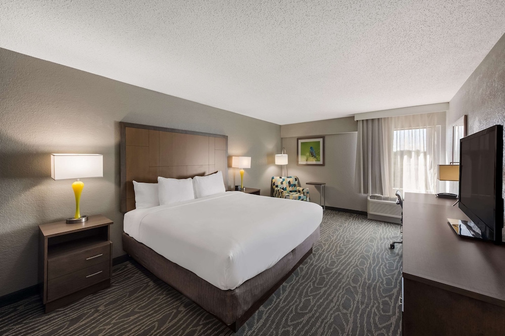 comfort inn and suites tipp city dayton north i 75