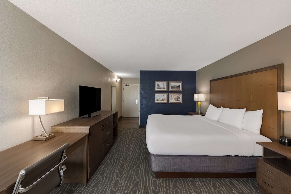 comfort inn and suites tipp city dayton north i 75