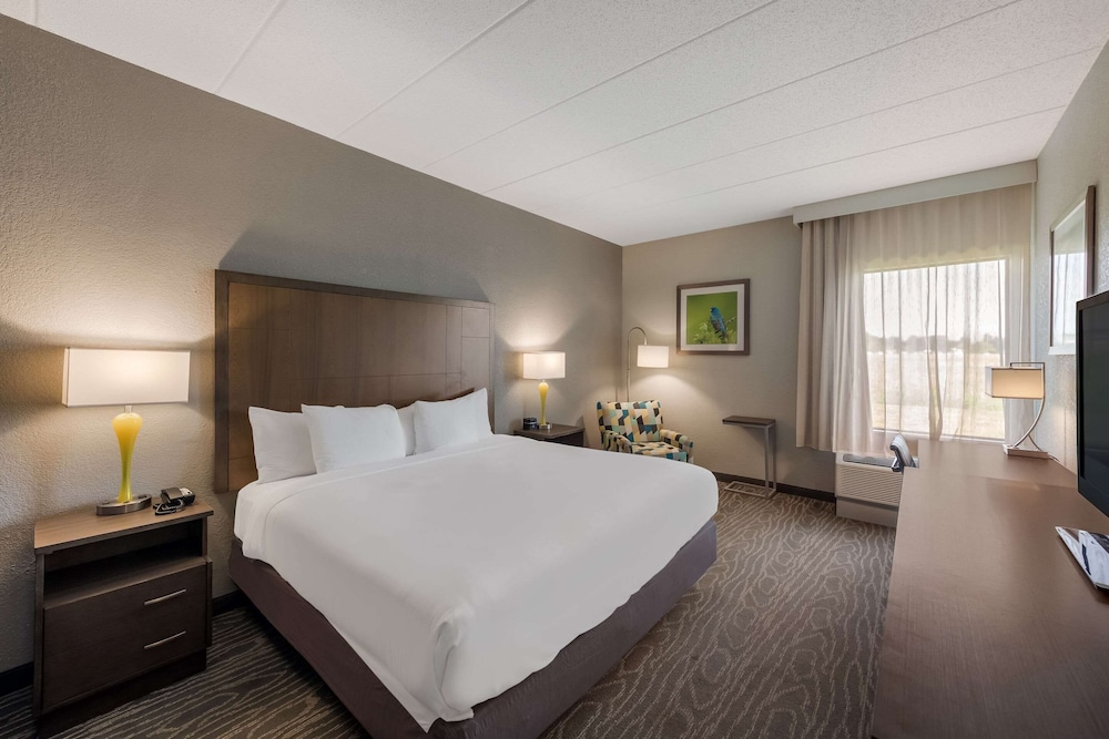 comfort inn and suites tipp city dayton north i 75