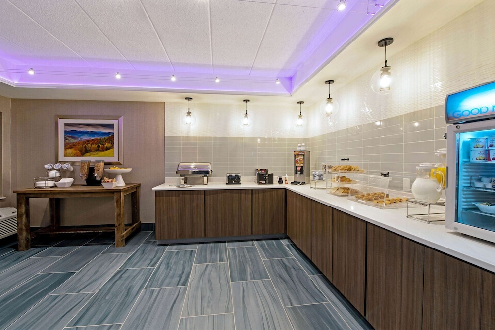 comfort inn and suites tipp city dayton north i 75