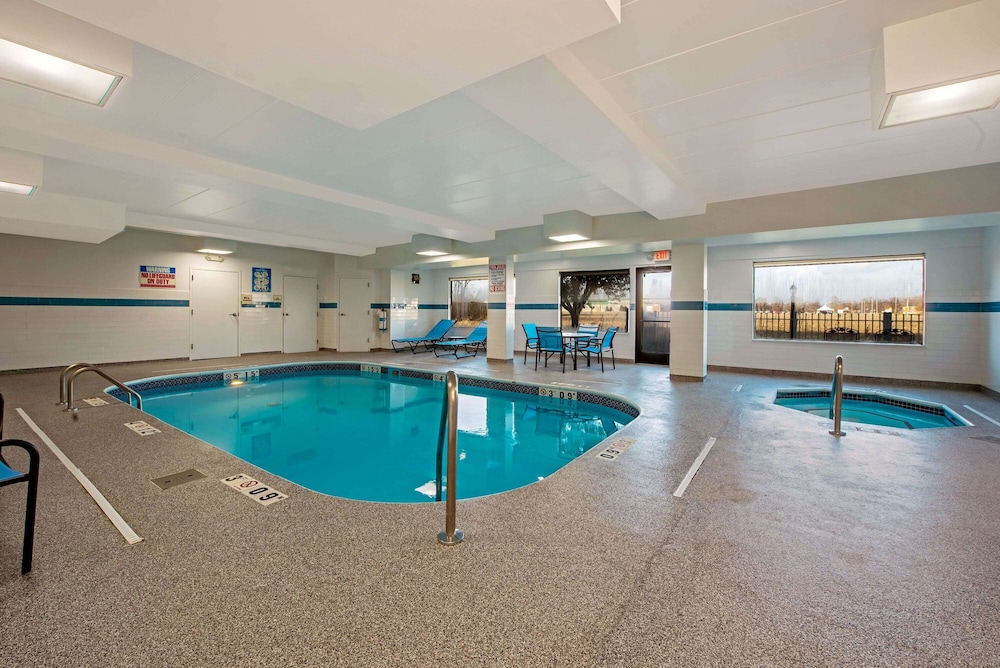 comfort inn and suites tipp city dayton north i 75