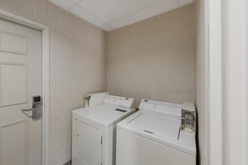 comfort inn and suites tipp city dayton north i 75