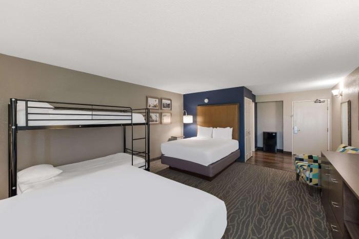 comfort inn and suites tipp city dayton north i 75