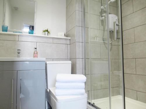 queen street apartments