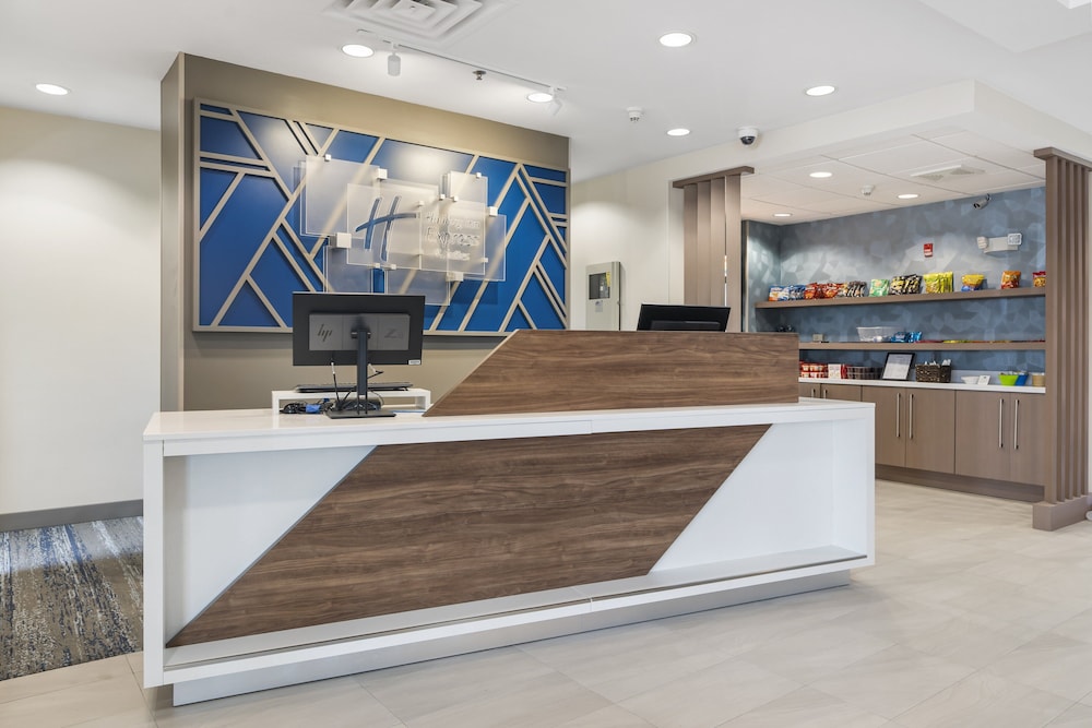 holiday inn express hotel and suites peru lasalle area