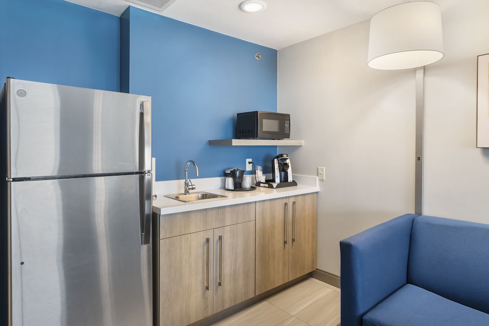 holiday inn express hotel and suites peru lasalle area