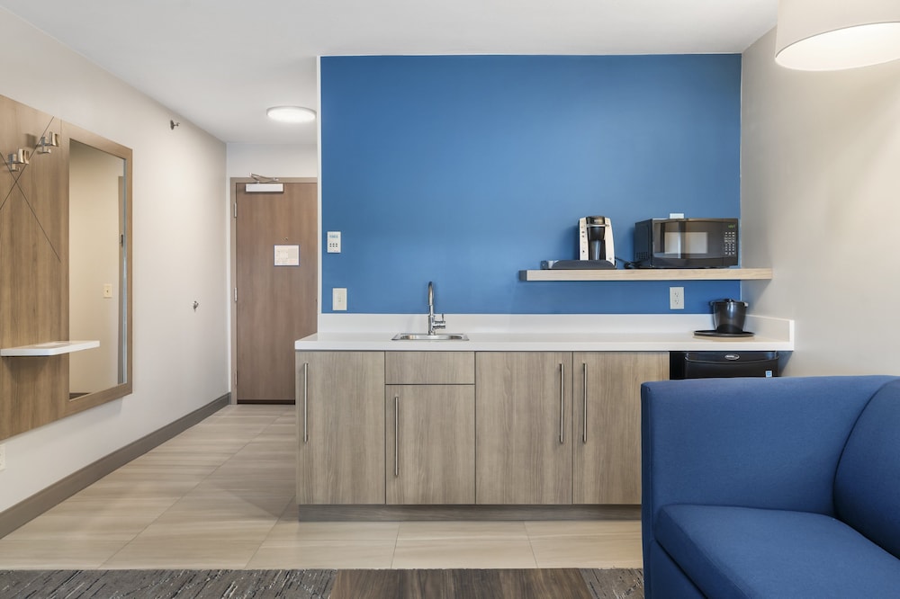 holiday inn express hotel and suites peru lasalle area