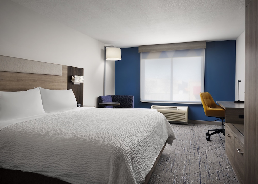 holiday inn express hotel and suites peru lasalle area