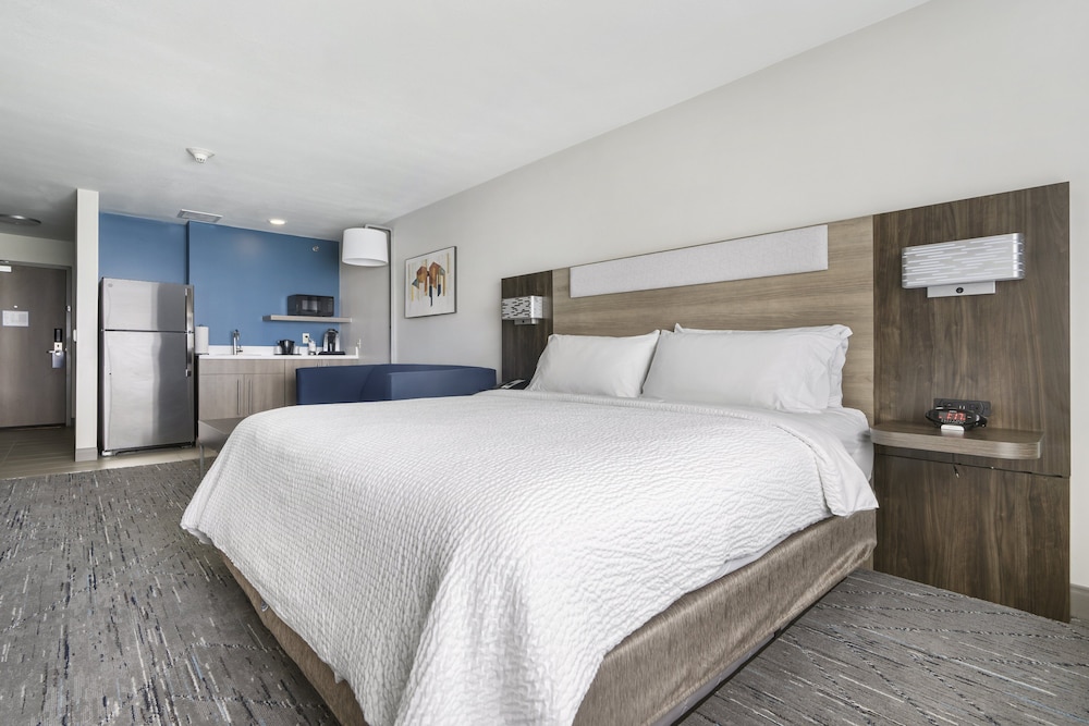 holiday inn express hotel and suites peru lasalle area