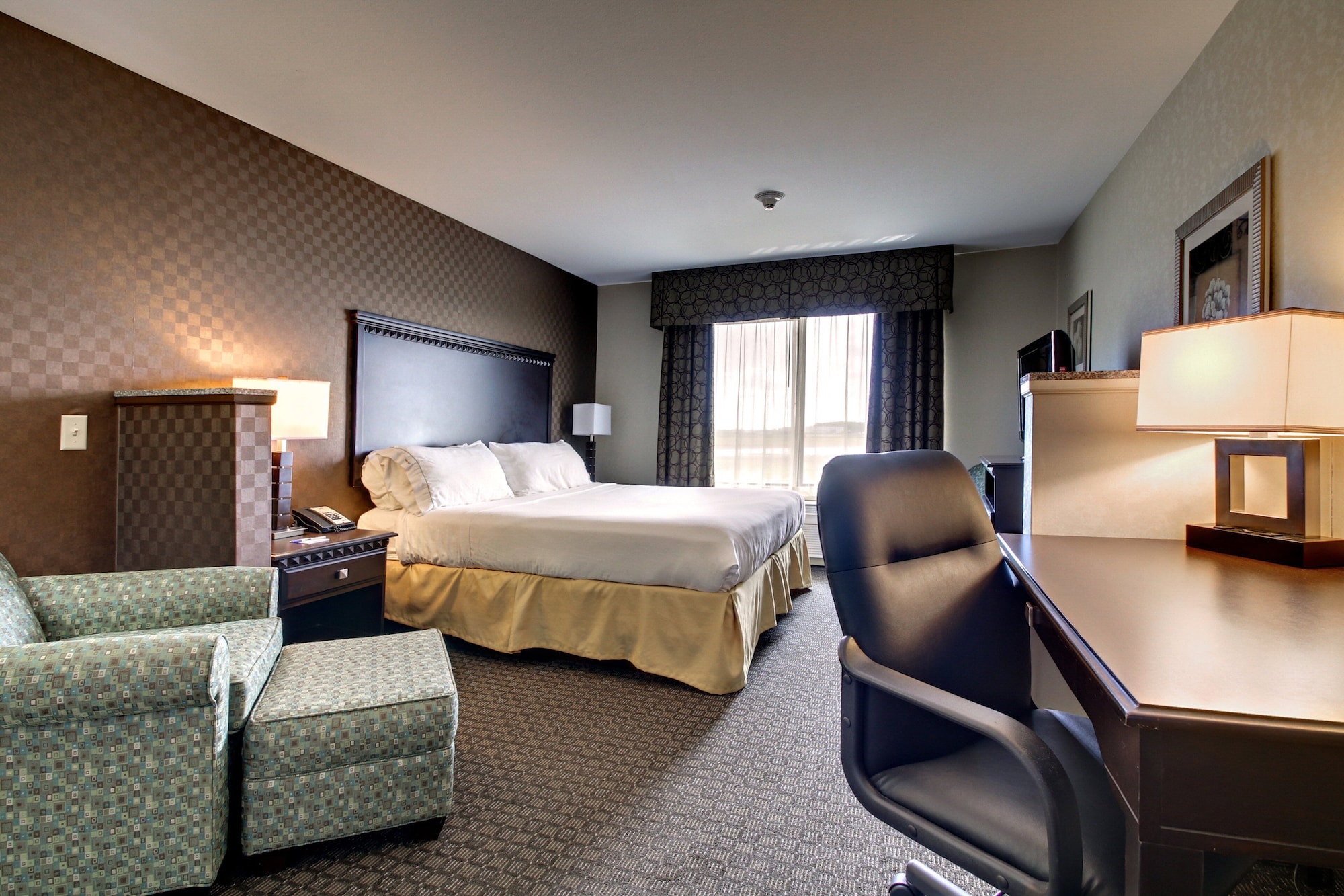 holiday inn express hotel and suites peru lasalle area