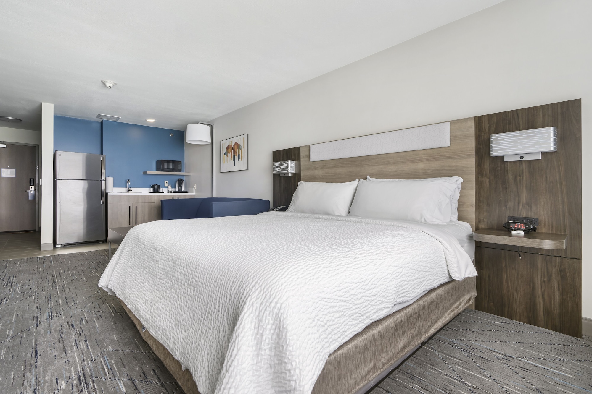 holiday inn express hotel and suites peru lasalle area