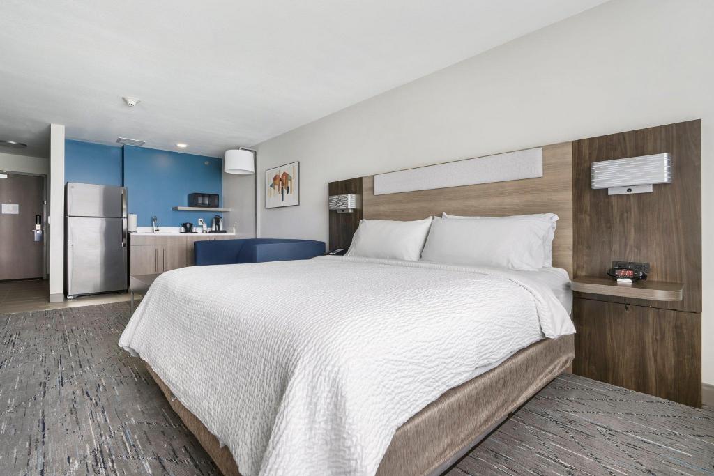 holiday inn express hotel and suites peru lasalle area
