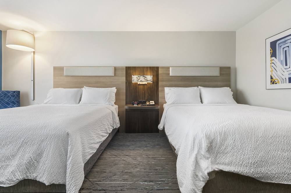 holiday inn express hotel and suites peru lasalle area