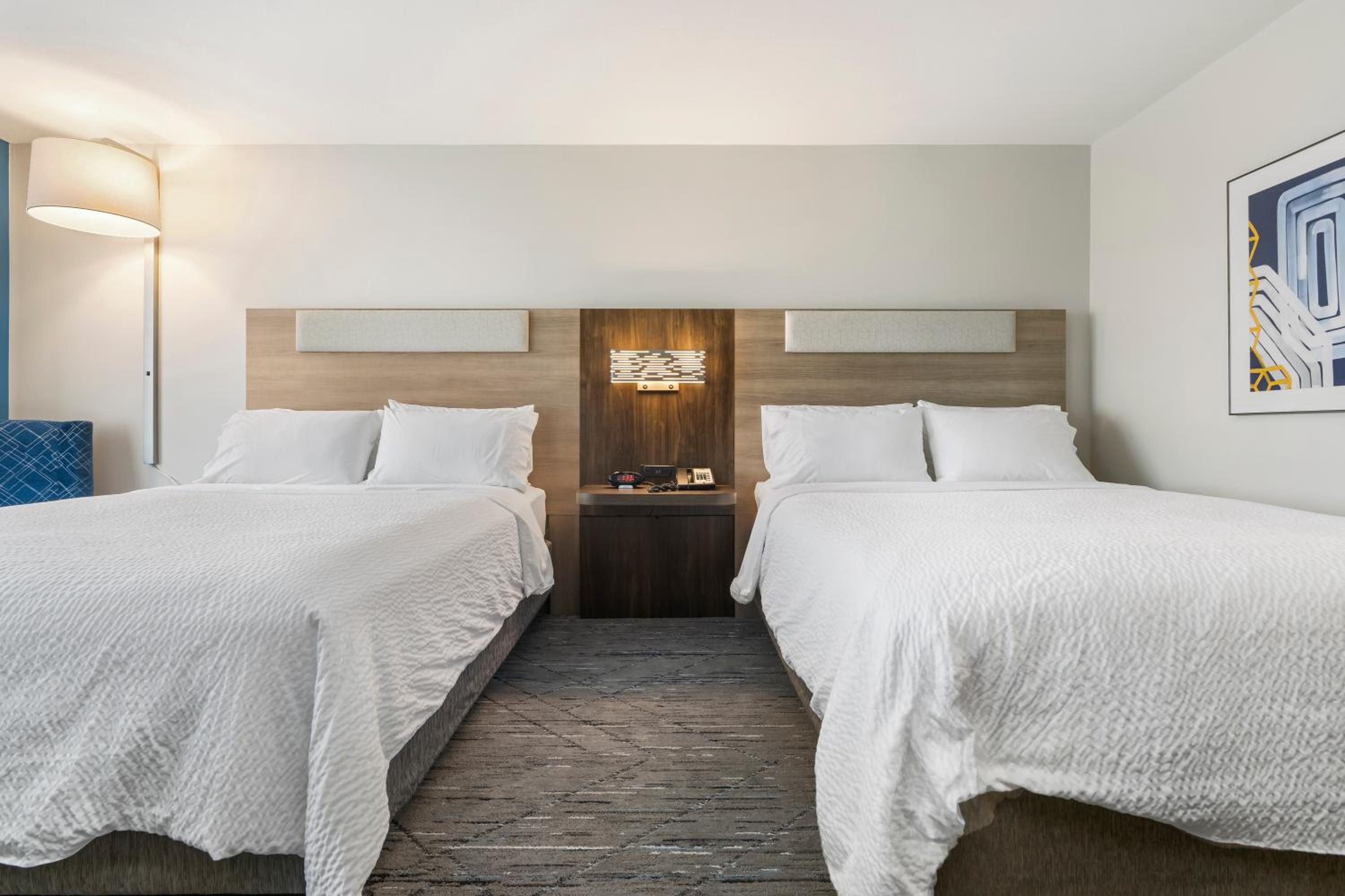 holiday inn express hotel and suites peru lasalle area