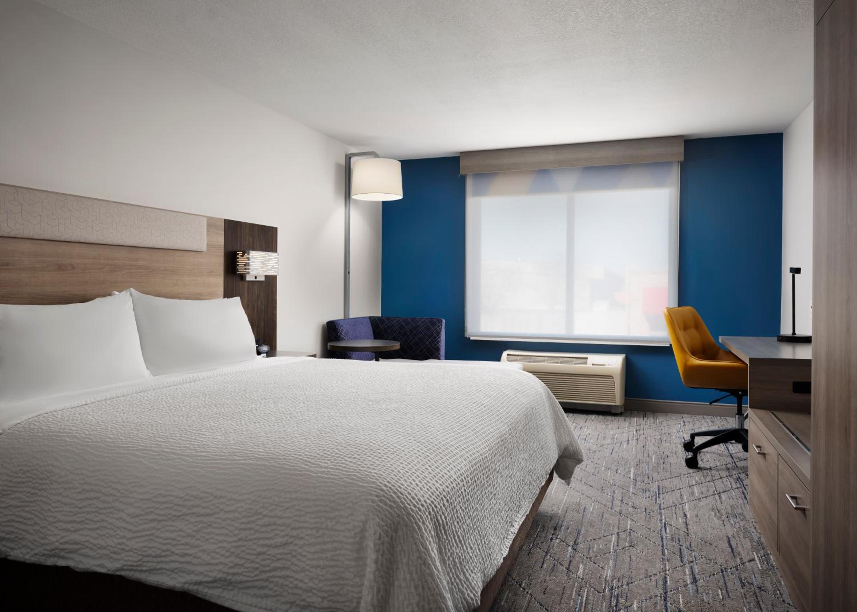 holiday inn express hotel and suites peru lasalle area