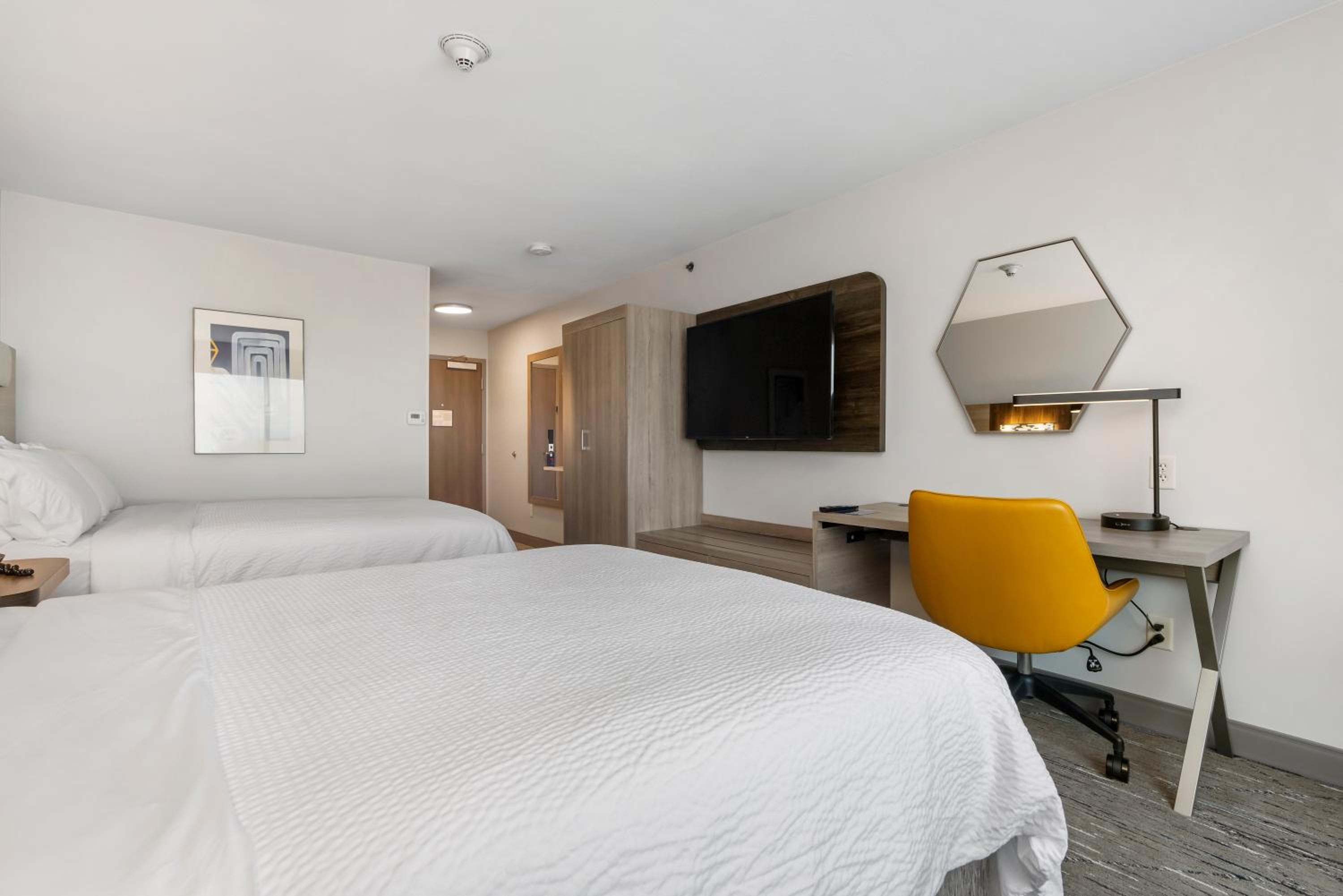 holiday inn express hotel and suites peru lasalle area