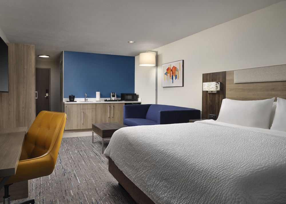 holiday inn express hotel and suites peru lasalle area