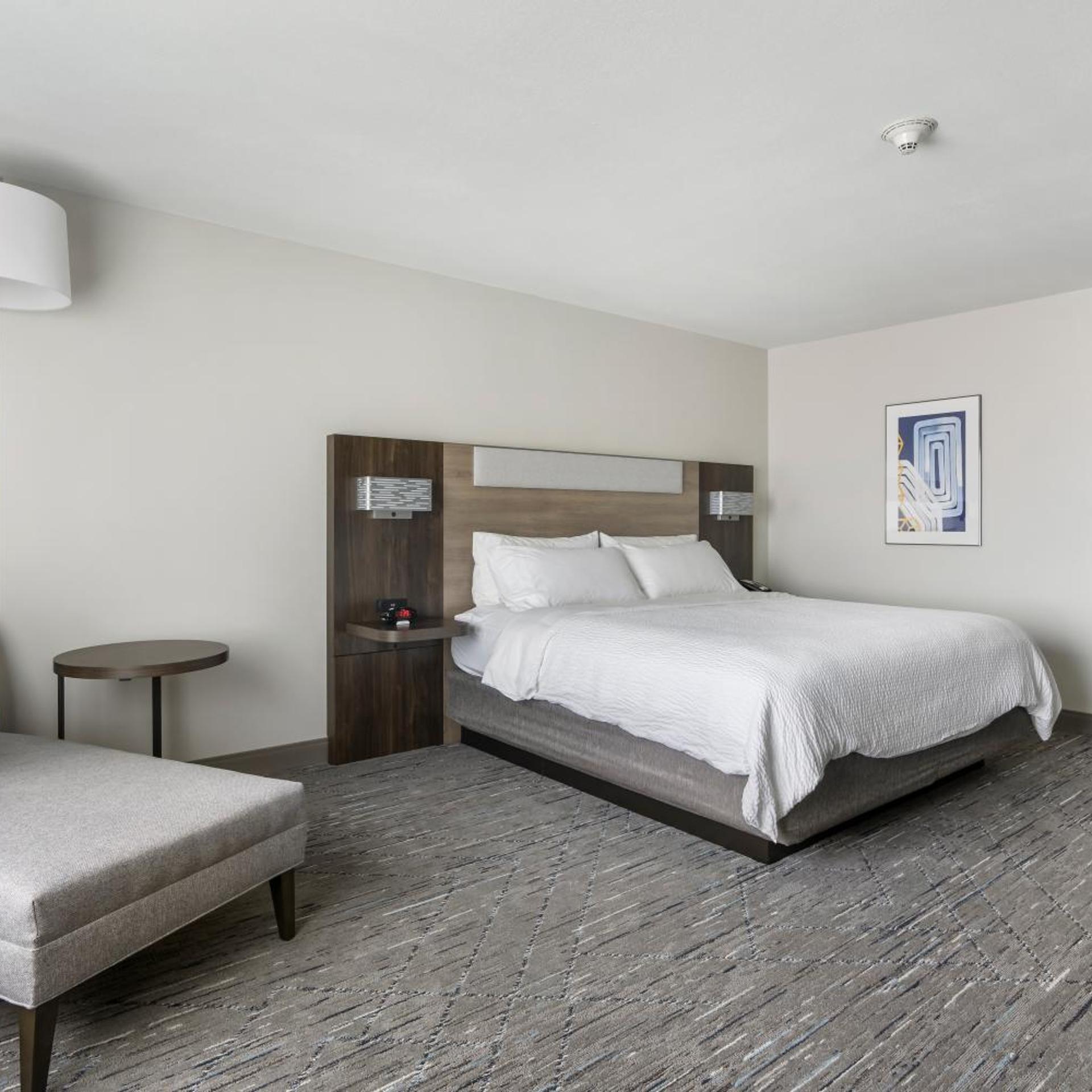 holiday inn express hotel and suites peru lasalle area
