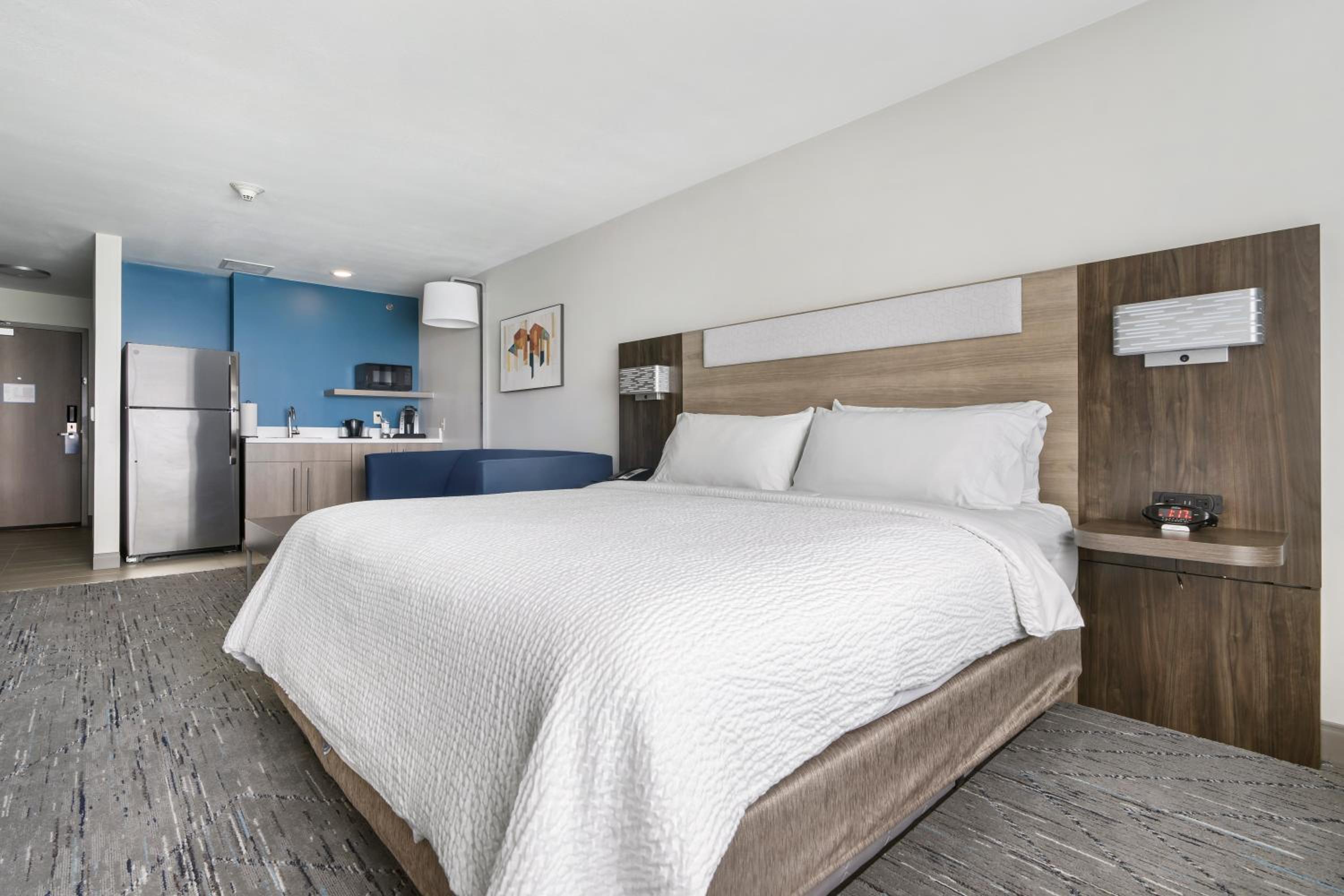 holiday inn express hotel and suites peru lasalle area