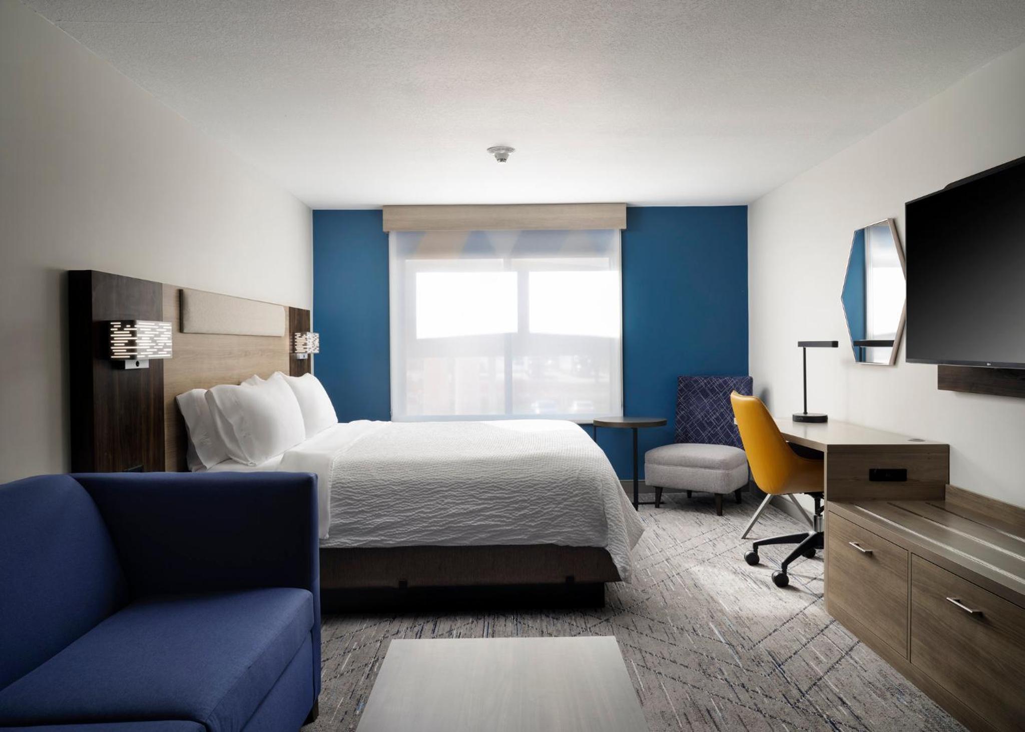 holiday inn express hotel and suites peru lasalle area