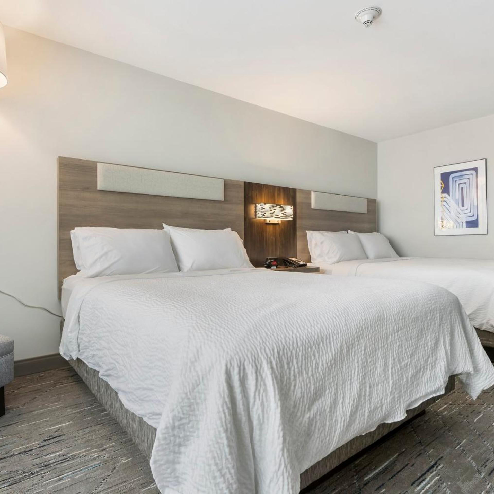 holiday inn express hotel and suites peru lasalle area