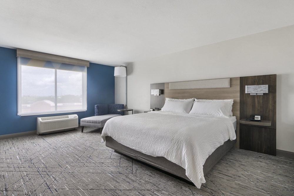 holiday inn express hotel and suites peru lasalle area