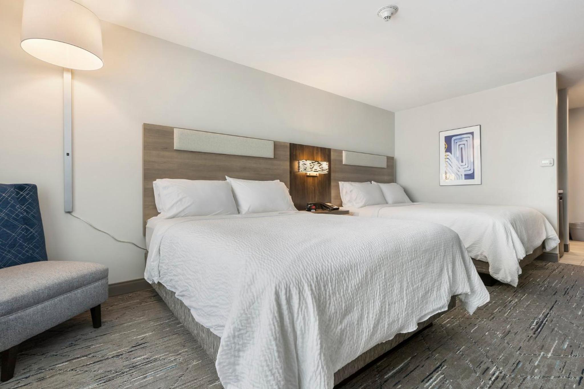 holiday inn express hotel and suites peru lasalle area