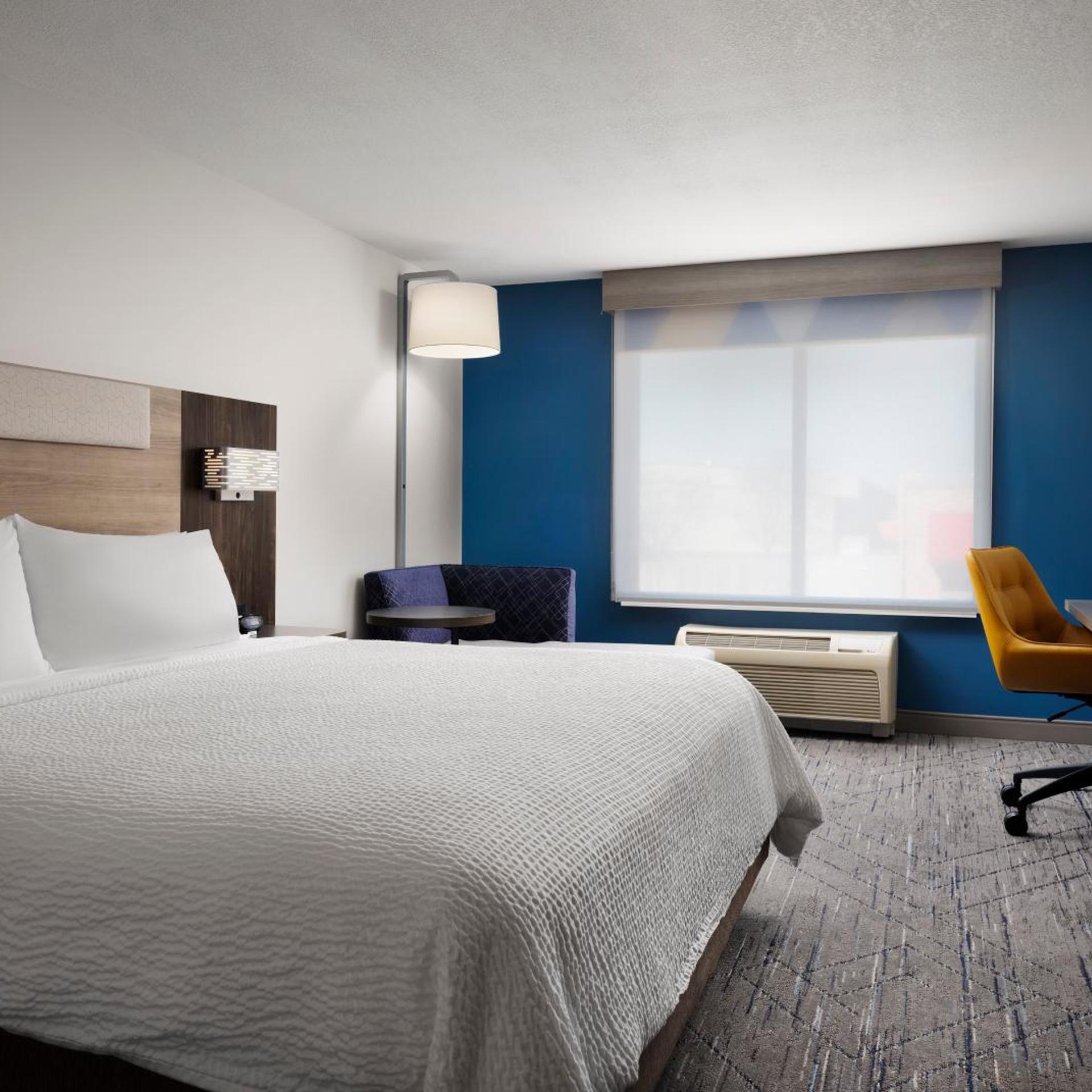 holiday inn express hotel and suites peru lasalle area