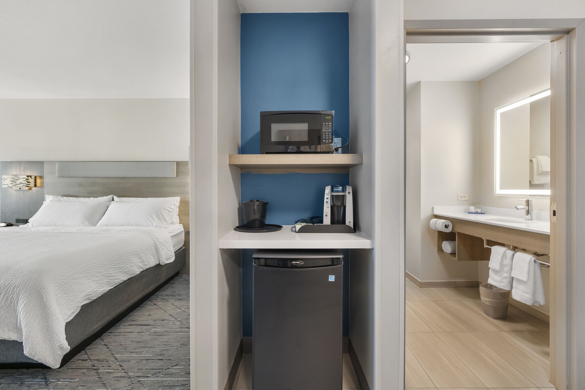 holiday inn express hotel and suites peru lasalle area