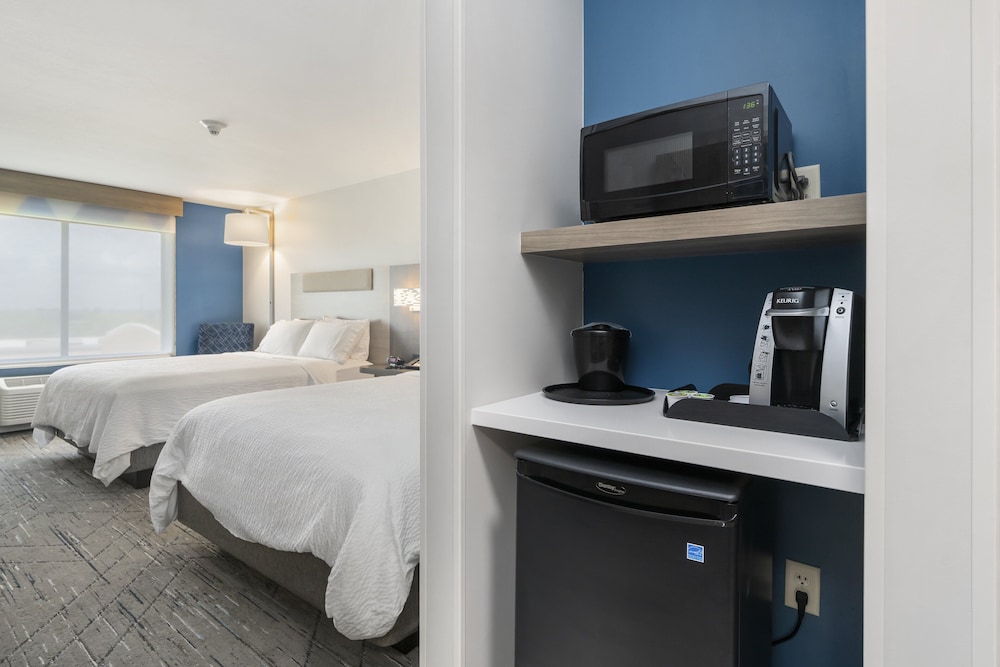 holiday inn express hotel and suites peru lasalle area