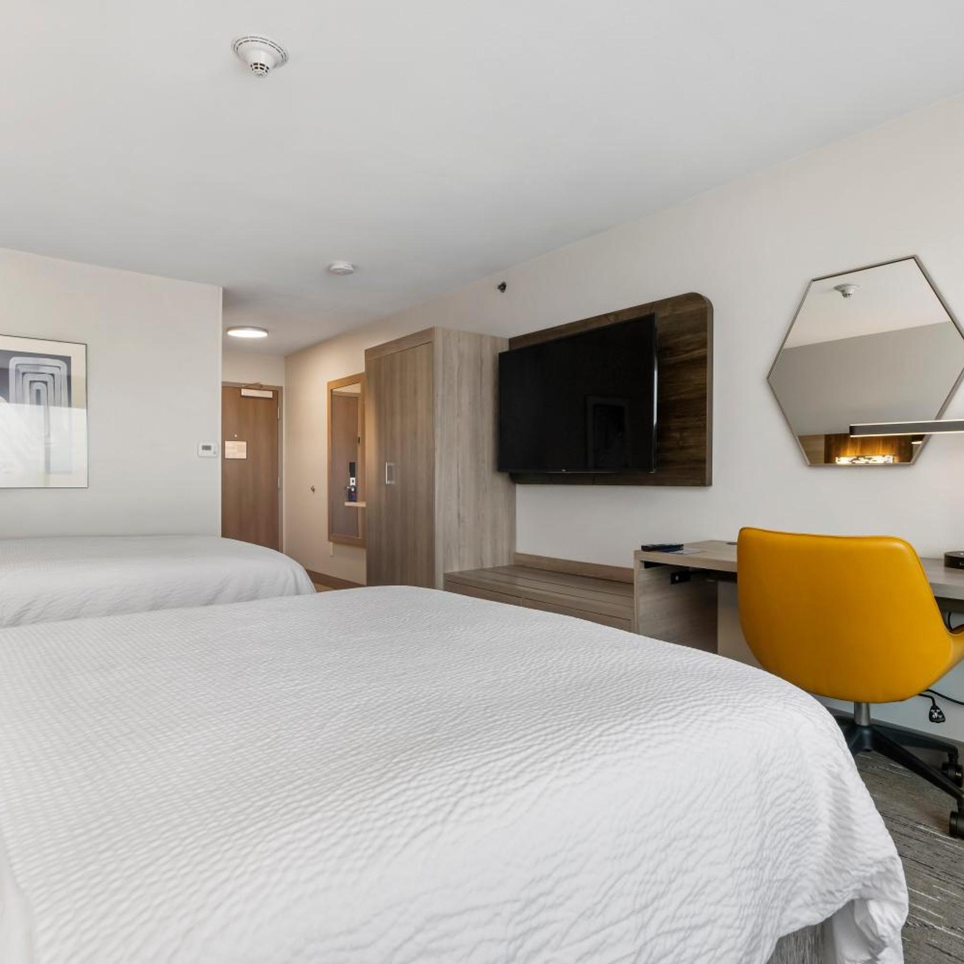 holiday inn express hotel and suites peru lasalle area