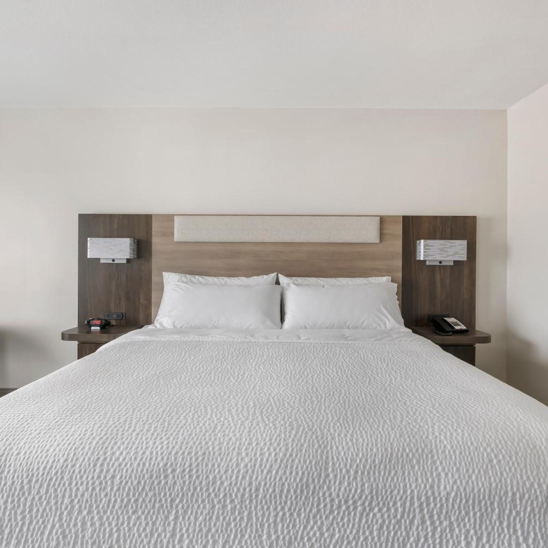 holiday inn express hotel and suites peru lasalle area