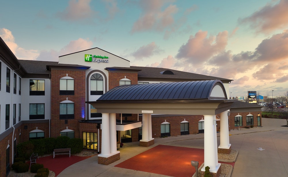 holiday inn express hotel and suites peru lasalle area
