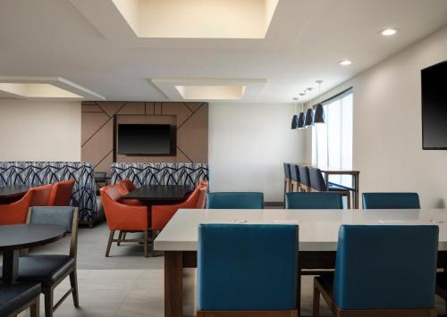 holiday inn express hotel and suites peru lasalle area