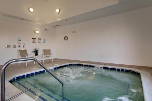 holiday inn express hotel and suites peru lasalle area