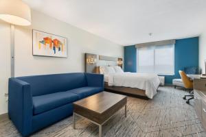holiday inn express hotel and suites peru lasalle area