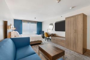 holiday inn express hotel and suites peru lasalle area