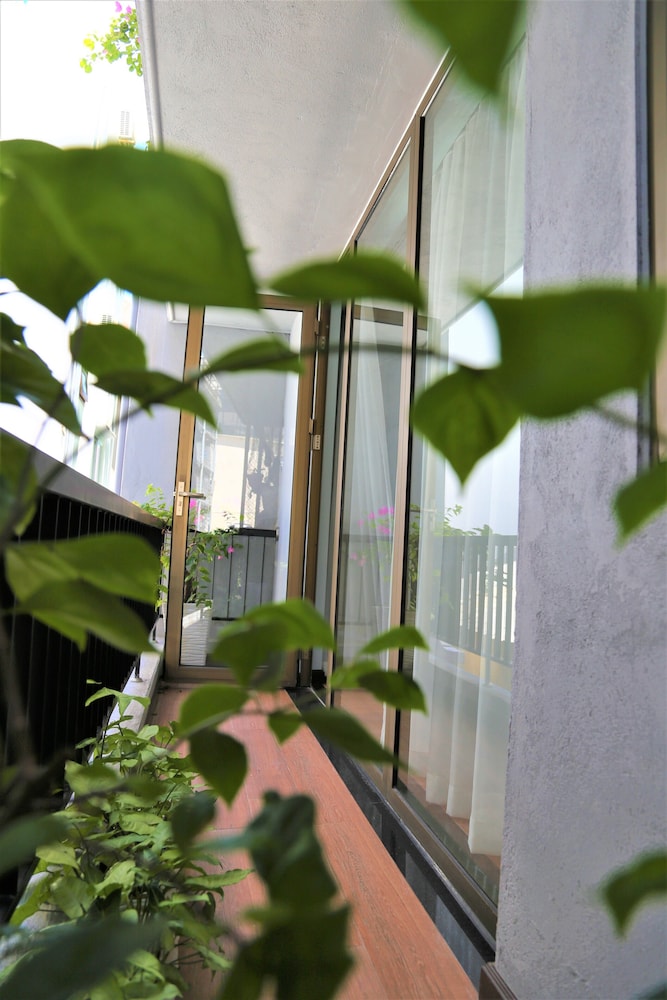 flower beachstay and coffee