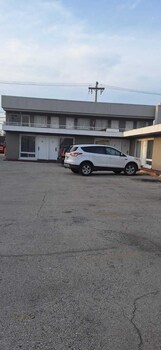 Rainbow Motel,,2 star