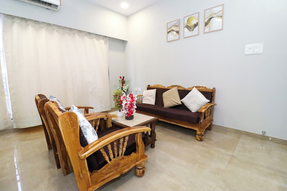 pinaki comfort stay vile parle near airport