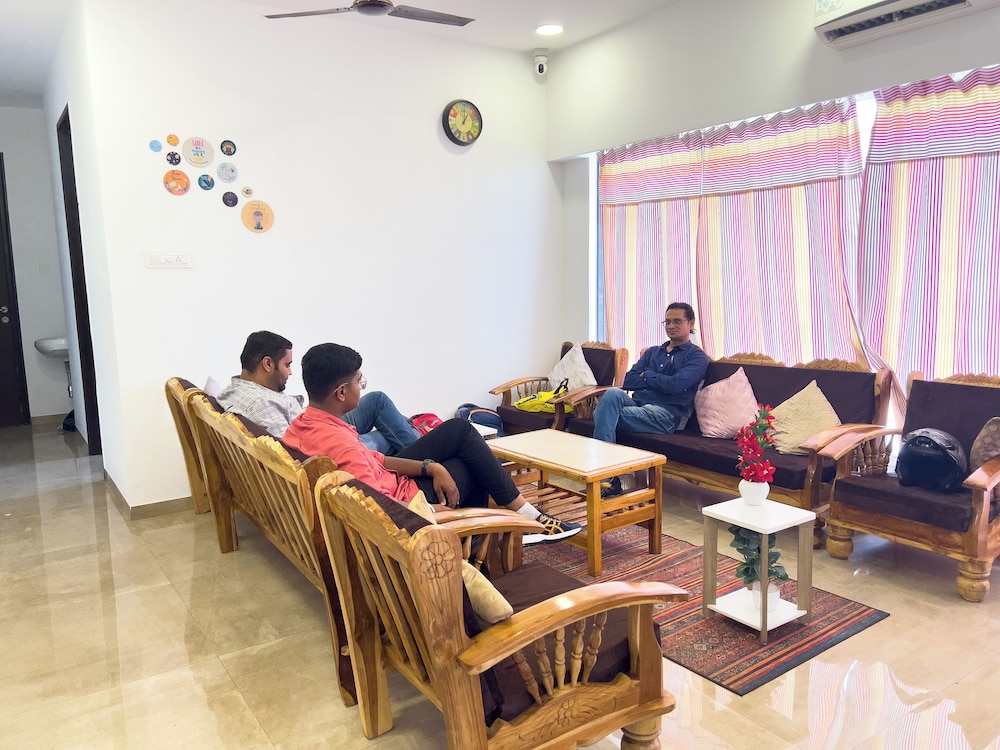 pinaki comfort stay vile parle near airport
